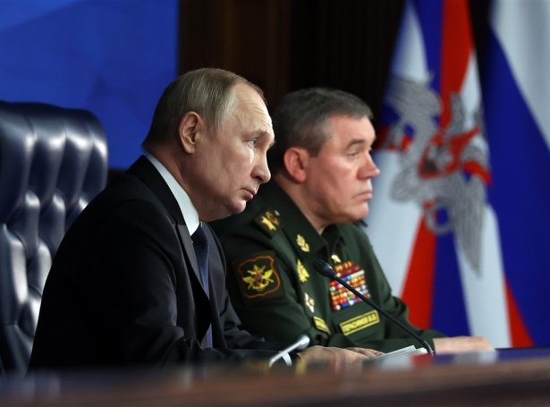 Valerij Gerasimov, her saman við Vladimir Putin (Mynd: EPA)