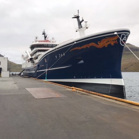 Astrid kemur á Fuglafjørð at landa makrel