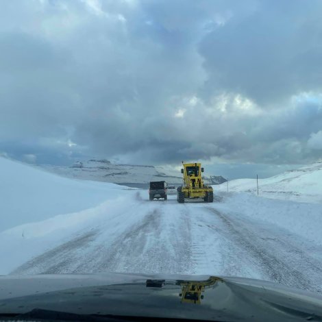 Tað er hált og glerstoytt í støðum um alt landið