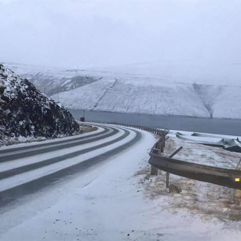 ÁVARING: Tað er hált og glerstoytt í støðum um alt landið.