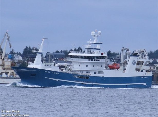 Danska skipið Beinur kom á Tvøroyri í nátt við 1.100 tonsum av makreli, sum teir landa til Varðan Pelagic.