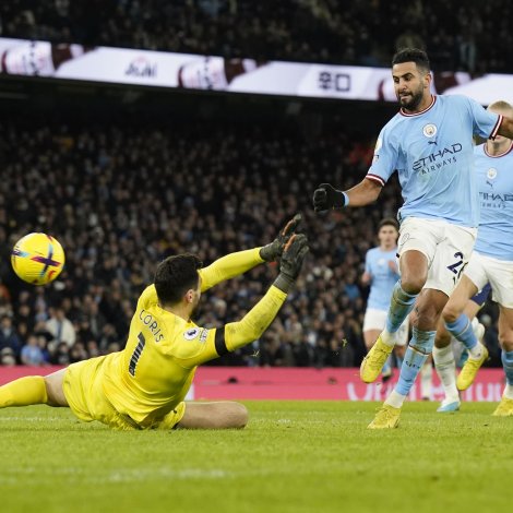 Mahrez legði upp til 2-2 málið, og vongurin úr Algeria skoraði síðani til 3-2 og til 4-2. Her økir hann við elegantum lobbara (Mynd: EPA)