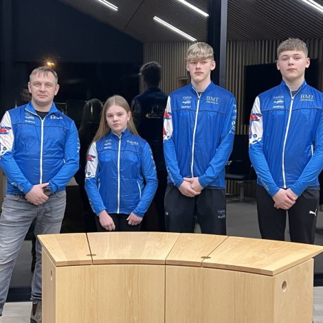 Vár Fróðadóttir, Jónas Hansson og Andre Johannesen vóru á vitjan á kommunuskrivstovuni í samband við flottu úrslitini í síðstu viku - her saman við venjara teirra, John Reid Ziska Jacobsen