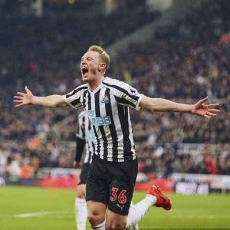 Sean Longstaff skoraði bæði málini fyri Newcastle í 2-1 sigrinum á Southampton í gjárkvøldið
