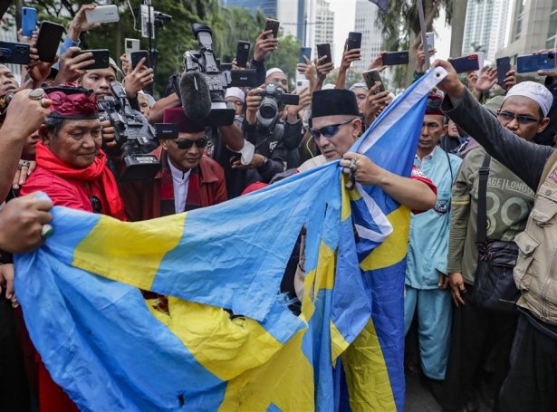 Muslimar í Jakarta mótmæla koranavrenningar í Svøríki (Mynd: EPA)