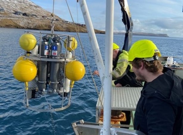 CTD-tólið verður koyrt á sjógv. CTDin mátar millum annað hita, saltinnihald, súrevnisinnihald, tættleika og flúrglógvan í sjónum.