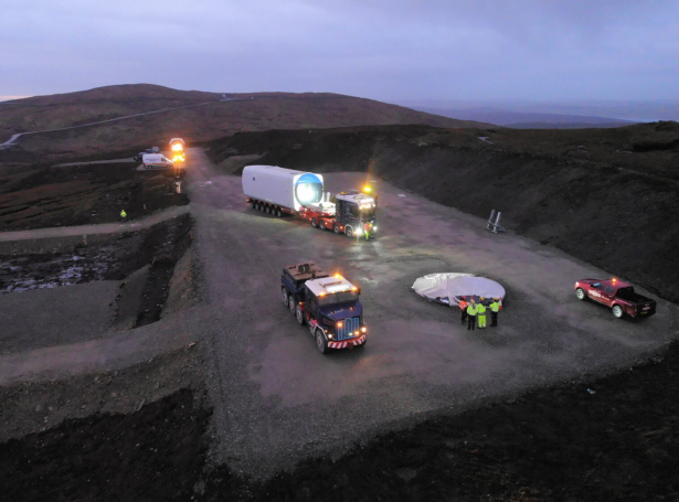 Fyrsta konvoyin við vindmylnulutum til risastóru vindmylnulundina í Hetlandi komin á mál. Mynd Shetland Times.