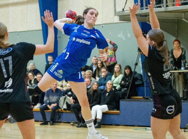 Maria Pálsdóttir Nólsoy og Neistin taka ímóti H71 í kvøld. Fyrsta bríksl verður klokkan 20 (Mynd: Sverri Egholm)