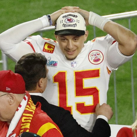 Patrick Mahomes og Andy Reid vóru fyri tapi fyri tveimum árum síðani, men í kvøld vendi Kansas City Chiefs hóttandi tapi í sera spennandi Super Bow LVII (Mynd: EPA)