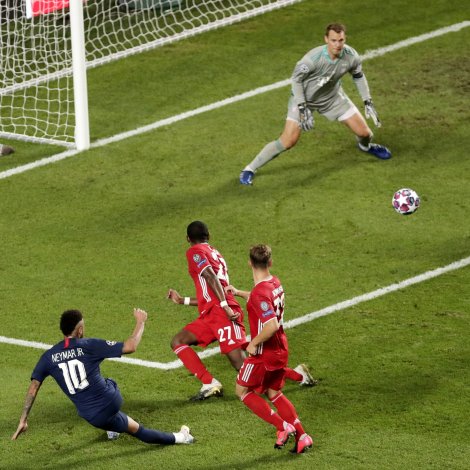 Bayern vann í 2020 1-0 á PSG í finaluni. Hesuferð er Manuel Neuer ikki har at vera fyri Neymar og hinum (Mynd: EPA)