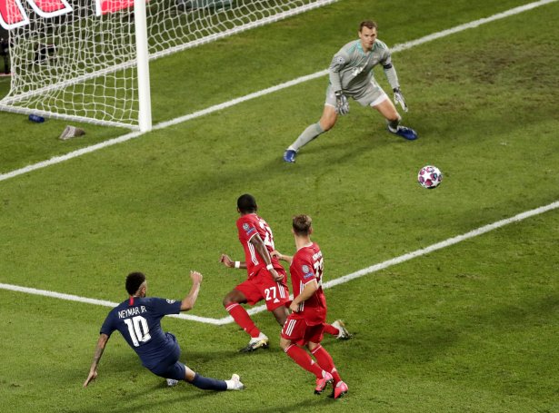 Bayern vann í 2020 1-0 á PSG í finaluni. Hesuferð er Manuel Neuer ikki har at vera fyri Neymar og hinum (Mynd: EPA)