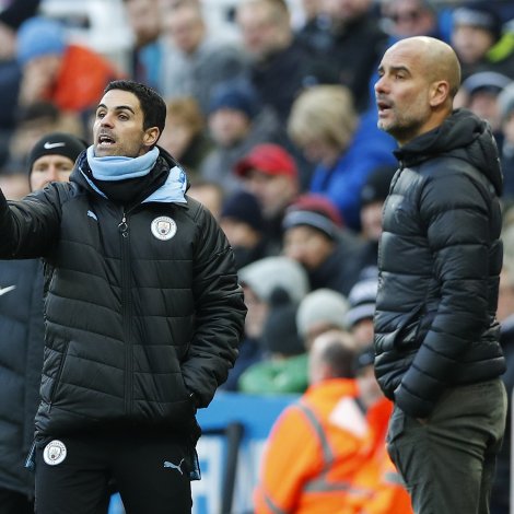 Mikel Arteta var í fleiri ár í venjaratoyminum hjá Pep Guardiola í Manchester City. Nú dystast teir báðir sponsku venjararnir um enska meistaraheitið. Í løtuni er Arsenal trý stig frammanfyri og hevur spælt ein dyst færri (Mynd: EPA)