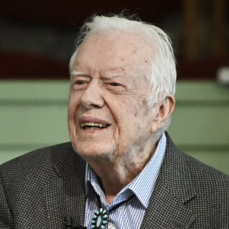 100 ára gamli Jimmy Carter náddi at velja Harris