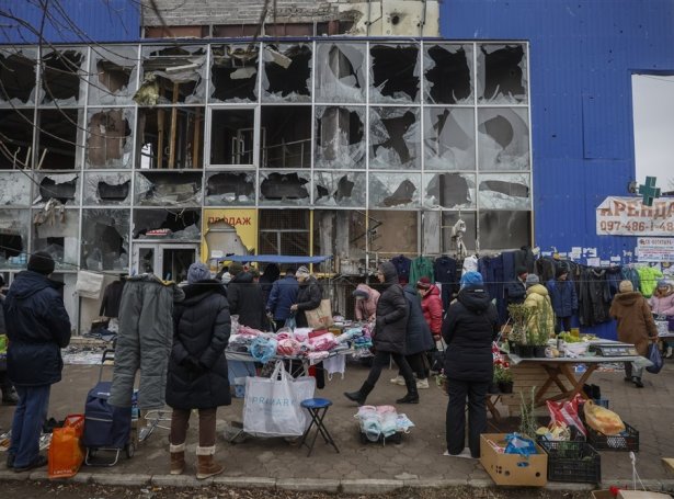 Marknaður í býnum Mariupol, har nógv sivilfólk hava latið lív (Mynd: EPA)