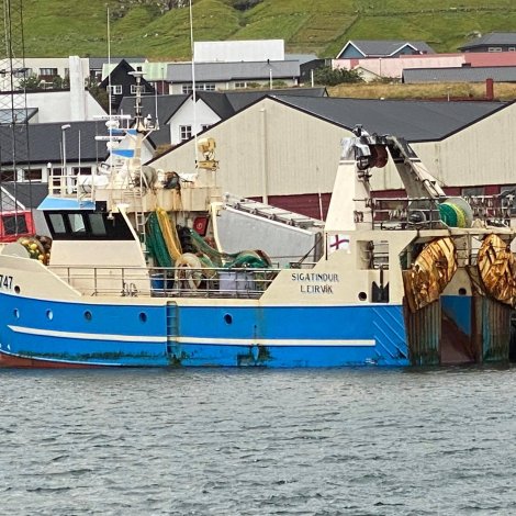 Sigatindur landar havtasku í Leirvík