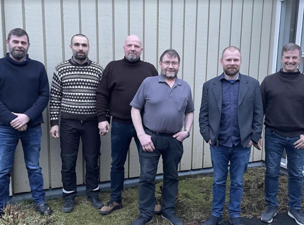 Frá vinstru: Jóannes Patursson (tiltakslimur) Jóhan Jógvansson (nevndarlimur) Símun Gullaksen (nevndarlimur) Dánjal Petur Müller (nevndarlimur) Sigert Patursson (formaður) og Eynar Martin Kjærbo (næstformaður). Á myndini vænta Heini á Heygum (nevndarlimur) og Bjørn Kalsø (tiltakslimur).