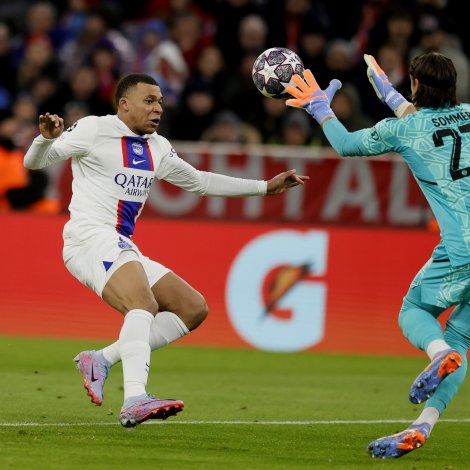 Mbappé og hinir royndu, men tað eydnaðist heldur ikki hesuferð ikki fáa bóltin framvið Yann Sommer - avloysaranum hjá Manuel Neuer (Mynd: EPA)