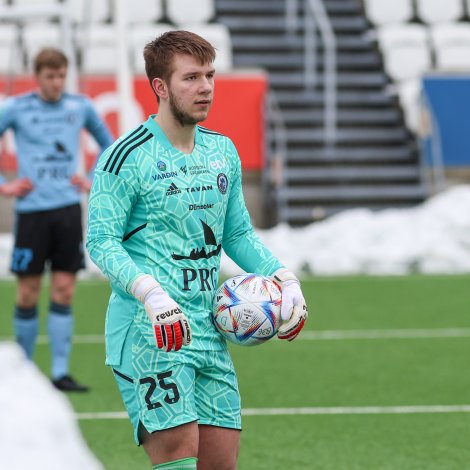 Hans Jákup hevur higartil spælt ein dyst fyri besta lið barndómsfelagsins - tað var móti FC Hoyvík í steypakappingini í fjør. Her sæst gøtumaðurin í venjingardysti á Tórsvølli; nú er meira uppá spæl (Mynd: Sverri Egholm)