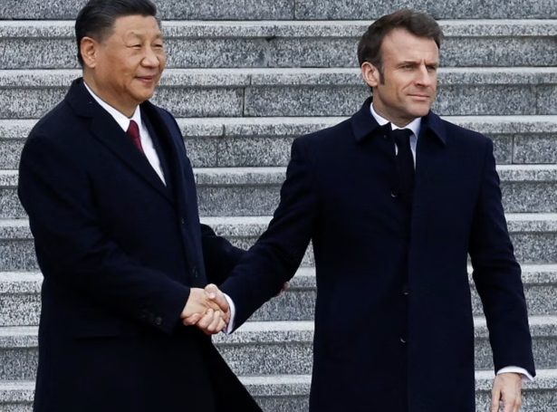 Kinesiski forsetin Xi Jinping og franski forsetin Emmanuel Macron