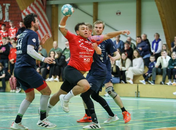 20-ára gamli Brian í skotroynd móti Team Klaksvík. Skjótt skal hann royna at skora mál fyri Team Klaksvík (Mynd: Sverri Egholm)