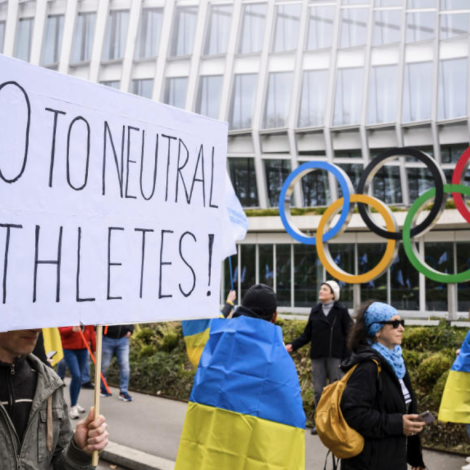 Í mars heittu mótmælisfólk í Sveis á Altjóða Olympisku Nevndina um ikki at loyva russiskum og hvítarussiskum íðkarum at luttaka í OL í París (Mynd: AP)