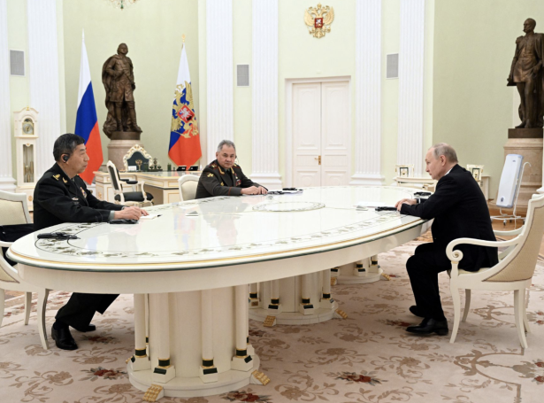 Russiski forsetin, Vladimir Putin; kinesiski verjumálaráðharrin Li Shangfu; og russiski verjumálaráðharrin, Sergei Shoigu (Mynd: Reuters)