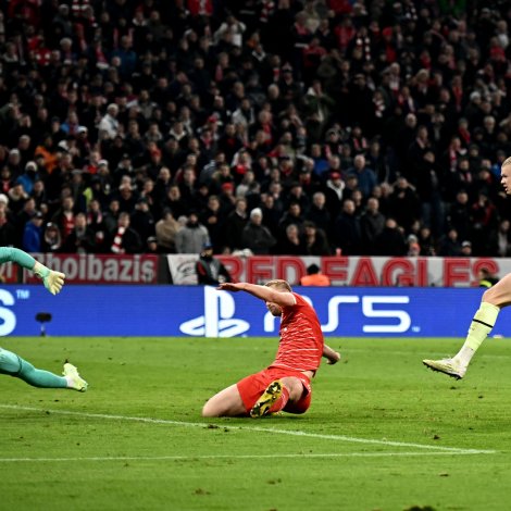 Erling Håland leggur her Manchester City á odda í München. Norski áleyparin er toppskjútti í Champions League við 12 málum í átta dystum (Mynd: EPA)