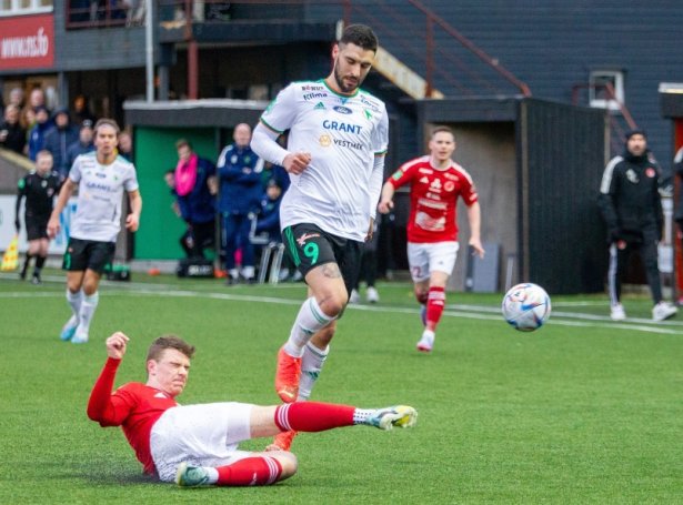 Uros Stojanov skoraði aftur móti felagnum, ið fekk hann til Føroyar. ÍF tapti 0-2 fyri 07 Vestur í Fuglafirði (Savnsmynd: Sverri Egholm)