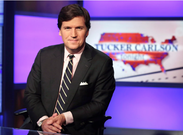 Sjónvarpsverturin á Fox News, Tucker Carlson, sum hevur verið besti verjin hjá víðgongdum høgravendum amerikansarum,  hevur fingið sekkin.
