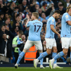 Kevin De Bruyne hevur júst lagt Manchester City á odda. Gávaði belgiski miðvallarin skoraði tvey og legði upp í oddadystinum í gjár, og nú hevur City veruliga alt í egnum hondum (Mynd: EPA)