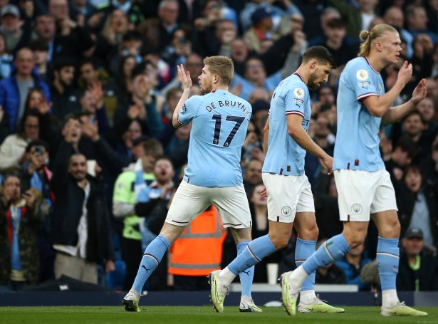 Kevin De Bruyne hevur júst lagt Manchester City á odda. Gávaði belgiski miðvallarin skoraði tvey og legði upp í oddadystinum í gjár, og nú hevur City veruliga alt í egnum hondum (Mynd: EPA)