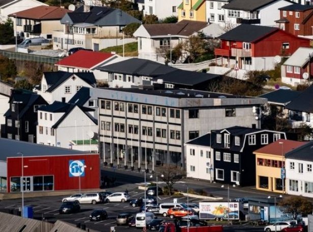 Býráðsbygningurin er frá 1974 og krevur ábøtur. Tvær milliónir eru settar av í ár