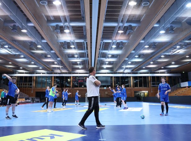 Handballhalle Bregenz verður karmur um ógvuliga týðandi dystin hjá føroyska manslandsliðnum í kvøld (Mynd: Sverri Egholm)