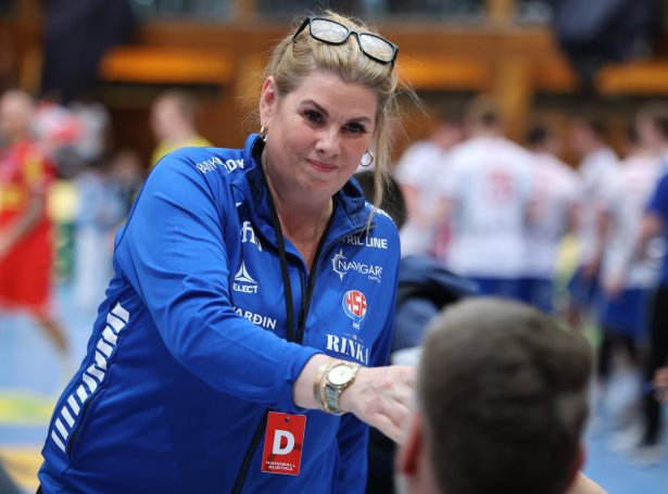 - Hesar kvinnurnar hava lagt so nógvar tímar og orku í hondbóltin, og vit skylda teimum at bakka upp og vísa okkara stuðul. Vit fjepparar kunnu geva spælarunum eyka kilometrar og orku, og tað hevur man sæð til onnur endaspøl, staðfestir Jóngerð Nielsen í Trier