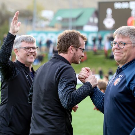 Jákup Martin Joensen og HB vunnu í kvøld 2-0 á grannunum B36 og skulu spæla móti 07 Vestur í hálvfinaluni. Tað kann vera, at høvuðsvenjarin hjá HB skal spæla móti gamla felagi sínum í steypafinaluni seinni í ár (Mynd: Sverri Egholm)