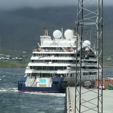 Franskt ferðamannaskip borið við land á Tvøroyri