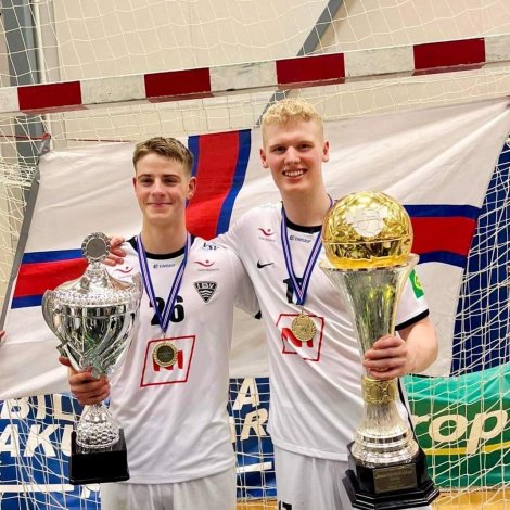 Dánjal Ragnarsson (t.v.) saman við Janusi Dam Djurhuus eftir at teir gjørdust íslendskir meistarar við ÍBV í 2023. Síðani hevur Dánjal spælt við VÍF - nú er hansara afturvendan til barndómsfelagið Neistan útsett