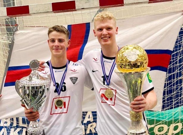 Dánjal Ragnarsson (t.v.) saman við Janusi Dam Djurhuus eftir at teir gjørdust íslendskir meistarar við ÍBV í 2023. Síðani hevur Dánjal spælt við VÍF - nú er hansara afturvendan til barndómsfelagið Neistan útsett