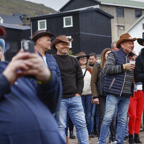 Myndir: Síðsta kvøldið á Countryfestivalinum skotið í gongd