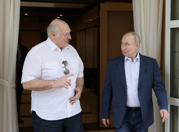 Lukasjenko og Putin á fundi í russiska býnum Sotji fríggjadagin (Mynd: Reuters)