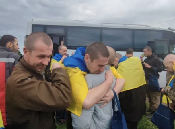 Leyslatnir ukrainskir krígsfangar avmyndaðir á ónevndum staði í Ukraina (Mynd: Reuters)