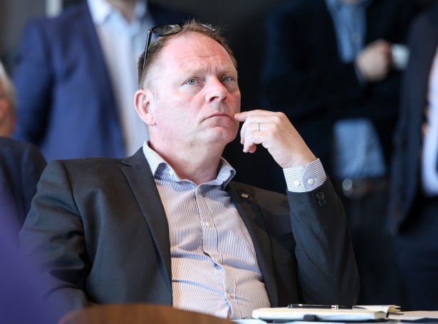 Hesaferð er tað ikki landsstýrismaðurin í lógarmálum, sum leggur málið fram. Floksfelagi Bjarni Kárasons Petersen í Framsókn, Karlot Hergeirsson, er ein av fýra uppskotsstillarum. Øll eru tingfólk - ein úr andstøðuflokki (Savnsmynd: Sverri Egholm)