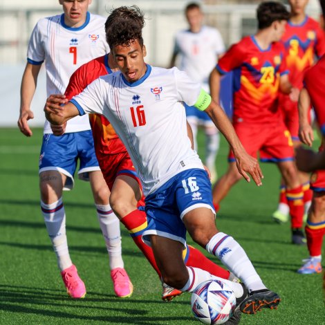 Noah Mneney og hinir spældu 2-2 javnleik móti Andorra í fyrstu royndini í undankappingini. Liðformaðurin á miðvøllinum og hinir skulu stríðast saman seinnapartin (Mynd: Sverri Egholm)