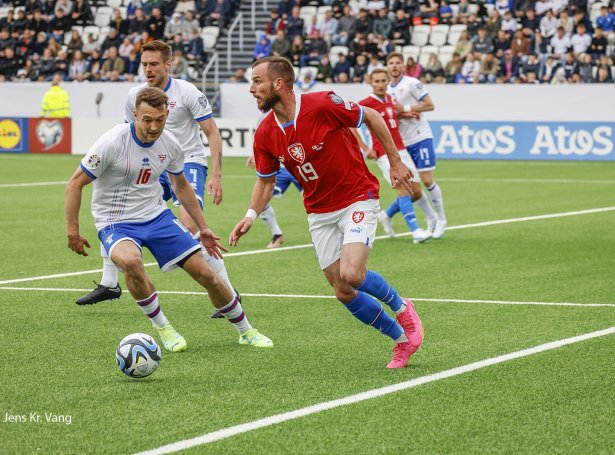 Føroyska liðið tyktiskt allan dystin at vera minst eitt fet aftanfyri gestirnar úr Kekkia (Mynd: Jens Kr. Vang)