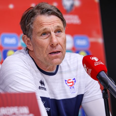 Håkan Ericson avdúkaði eitt sindur um, hvussu Føroyar fara at spæla í morgin, og hvussu støðan hjá ávísum spælarum er (Mynd: Sverri Egholm)