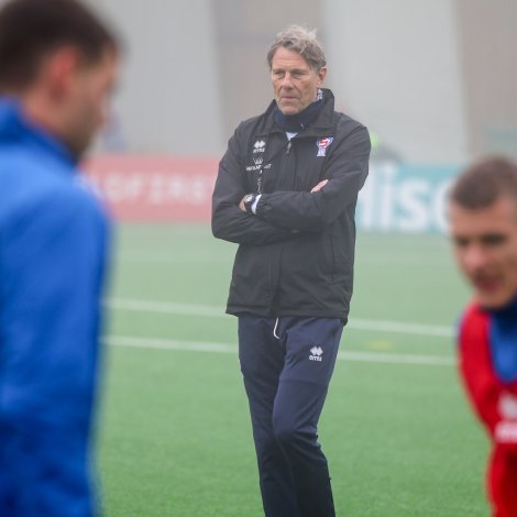 Spælararnir eru sinnisliga komnir fyri seg og til reiðar at trýsta Albania, helt Håkan Ericson millum annað fyri í dag - her til venjingina í mjørkanum (Mynd: Sverri Egholm)