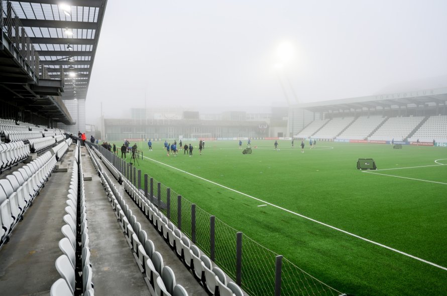 Roysni.fo Myndir Meiðslaðu menninir fyrireika seg í mjørkanum