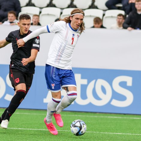 Jóan Símun Edmundsson í landsdysti á Tórsvølli 20. juni. Heimadystirnir í síðsta mánaði vóru fyrstu kappingardystirnir hjá toftamanninum í langa tíð  nú skal hann helst spæla við KA (Mynd: Sverri Egholm)