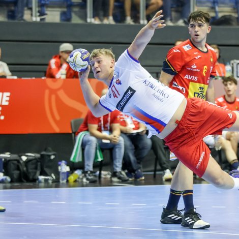 Ísak Vedelsbøl hevði stóran leiklut til U21 HM í 2023 - sum 19-ára gamal - og var millum annað ógvuliga góður í minniliga sigrinum á Spania. Ísak er liðformaður og lyklaleikari, nú Føroyar aftur royna at koma í eina fjórðingsfinalu (Savnsmynd: Sverri Egholm)