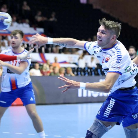 Bergsøy vann heili 44-26 á Kragerø IF fyri fullari høll í Fosnavåg. Føroyski vongurin skoraði trý mál og gjørdi annars sítt í sigrinum, sum tryggjaði søguliga uppflyting (Savnsmynd: Sverri Egholm)